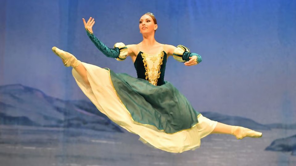 Bild på kvinna som dansar balett.